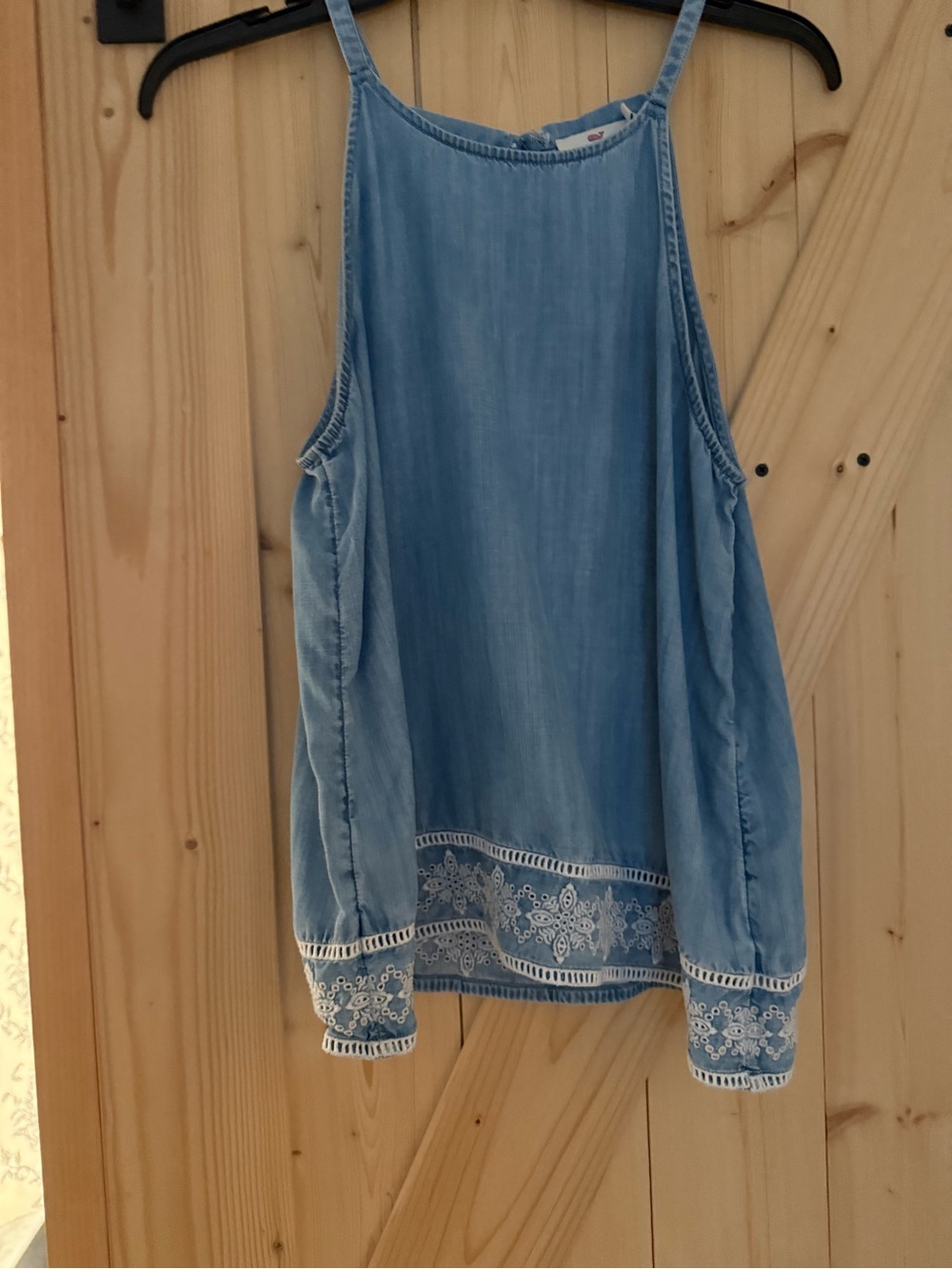Vineyard vines Women’s Light Blue Denim-Look Embroidered Tank Top